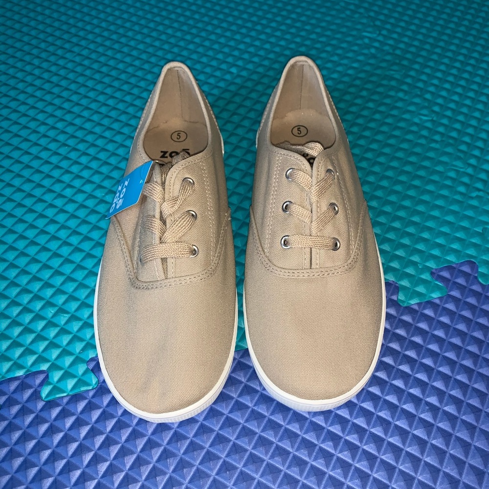 Boys tenni shoes.